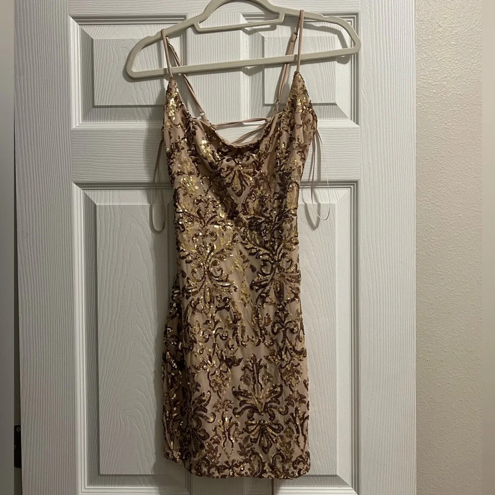 WINDSOR GOLD DRESS SIZE SMALL WORN ONLY ONCE - Picture 1 of 8
